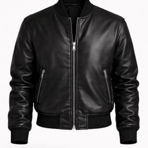 Auf dem Bild sieht man eine schwarze Lederjacke aus der Vorderansicht mit silbernen Reißverschlüssen auf einem neutralem Hintergrund, die Ärmel sind leicht angewinkelt
