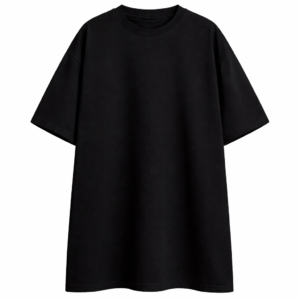 Vorderansicht eines schwarzen T-Shirts auf hellem Hintergrund. Der Stoff wirkt glatt und dezent gefaltet