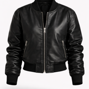 Auf dem Bild sieht man eine schwarze Lederjacke aus der Vorderansicht mit silbernen Reißverschlüssen auf einem neutralem Hintergrund, die Ärmel sind leicht angewinkelt
