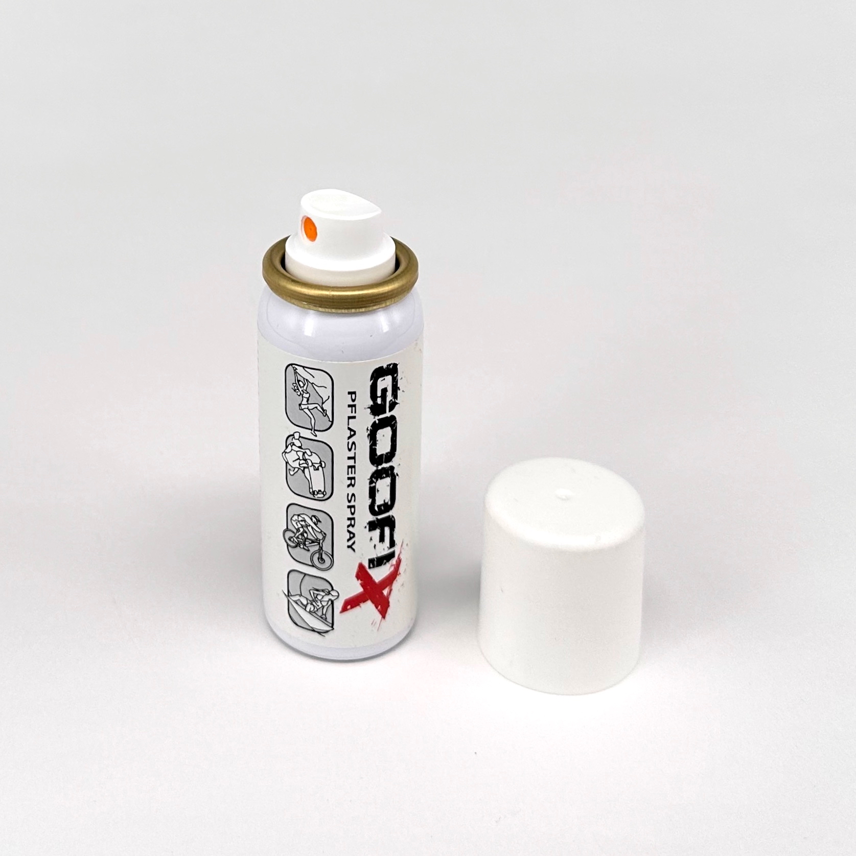 goofix 04 Eine kleine Spraydose mit der Aufschrift ‚GOOFYX‘ steht aufrecht vor einem weißen Hintergrund. Der Deckel liegt daneben. Oben ist ein Sprühknopf sichtbar.