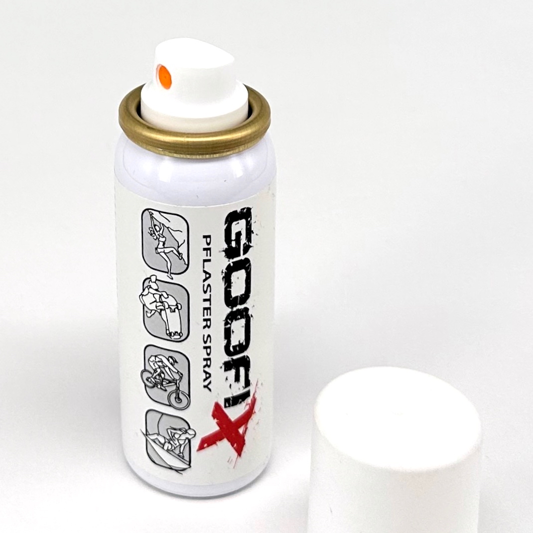 goofix 05 Eine kleine Spraydose mit der Aufschrift ‚GOOFYX‘ auf der linken Seite kleine Verwendungsbilder steht aufrecht vor einem weißen Hintergrund. Der Deckel liegt daneben. Oben ist ein Sprühknopf sichtbar.