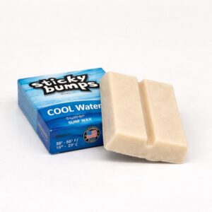 Eine kleine Pappverpackung in blau mit der Aufschrift ‚Sticky bumps cool water‘ liegt vor einem weißen Hintergrund. Das Produkt ist obendrauf sichtbar.