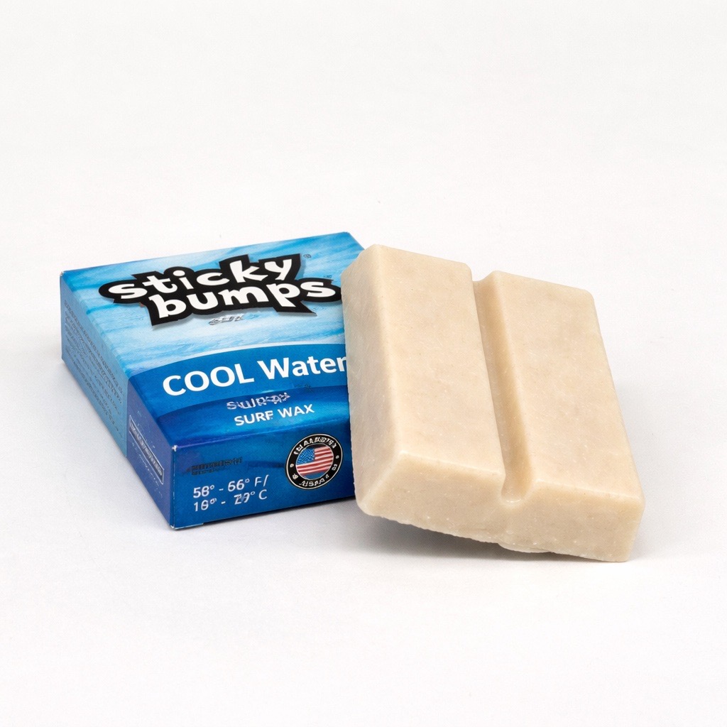 Sticky Bump Surf-Wax – Cool Water Eine kleine Pappverpackung in blau mit der Aufschrift ‚Sticky bumps cool water‘ liegt vor einem weißen Hintergrund. Das Produkt ist obendrauf sichtbar.