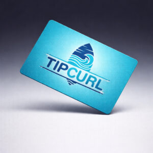 Vorderseite eines Geschenkgutschein mit dem TipCurl-Logo in blau-Tönen