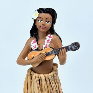 Die Hula-Puppe, hält in der Hand eine Gitarre und trägt ein Blumenband um ihren Hals