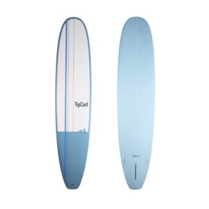 Ein ovales langes Surfboard mit mehrfarbigem Design auf der Vorderseite: oben weiß und wird unten hellblau auf der rechten Seite das logo ‚Tipcurl‘, die Rückseite ist komplett blau vor neutralem Hintergrund