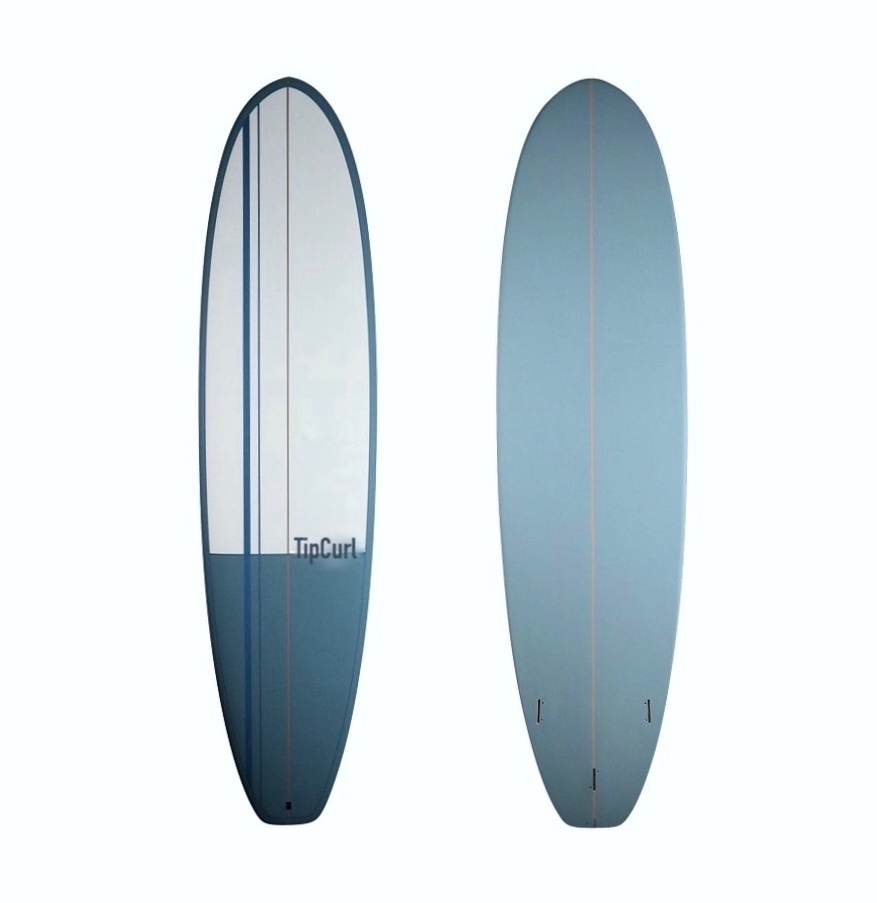 malibu 002 Vordere und hintere Ansicht eines Surfboards, die Vorderseite geht von weiß zu blau über und hat Streifen Details. Die Rückseite ist blau