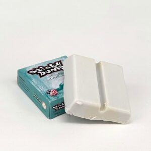 Eine kleine Pappverpackung in einer mint Farbe mit der Aufschrift ‚Sticky bumps‘ liegt vor einem weißen Hintergrund. Das Produkt ist obendrauf sichtbar.