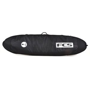 Schwarze Surfboardtasche aus der Vorderansicht mit der Aufschrift "FCS" in weiß auf hellem Hintergrund