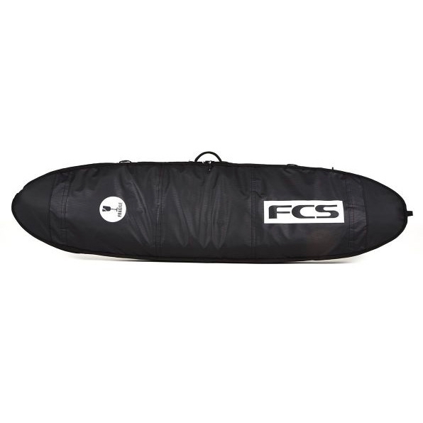 fcs bag 003 Schwarze Surfboardtasche aus der Vorderansicht mit der Aufschrift "FCS" in weiß auf hellem Hintergrund